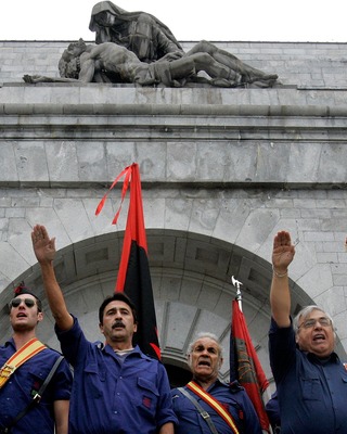 Фалангисты и сторонники Франко в Долиной павших (2006 г.)